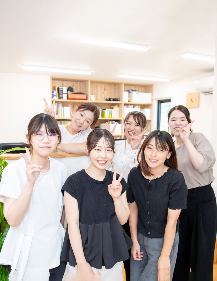 ＜女性が活躍する職場＞
社員の約80％が女性で、多くの女性スタッフは家庭を持ちながら働いており、家庭と仕事の両立がしっかり図られている環境です。