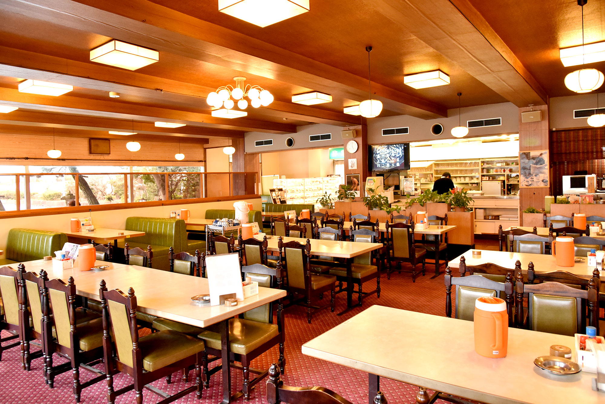 <レストラン>
板前が作る和食をメインとしたレストラン。板前は毎朝早くから何種類もの出汁をとり、その日に入った魚を捌きます。長沢名物「釜めし」はもちろん、人気の「陶板焼き」や「カレー」にも板前の出汁が生きています。