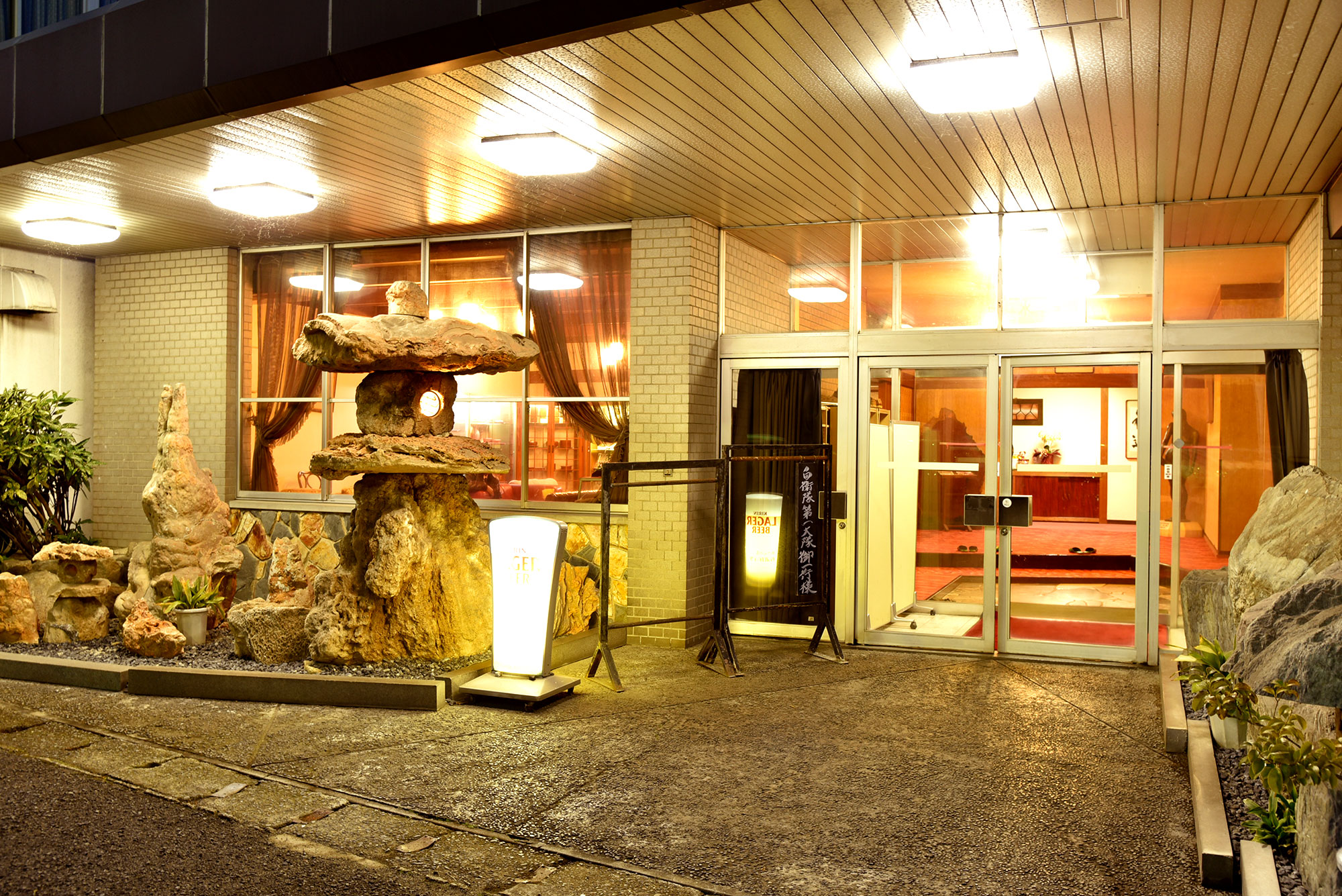 <旅館>
お一人様用から団体様用まで各種お部屋をご用意しています。スポーツ団体の合宿にも多くご利用いただき、「大広間でチーム全員で寝る」という宿泊スタイルがご好評いただいています。