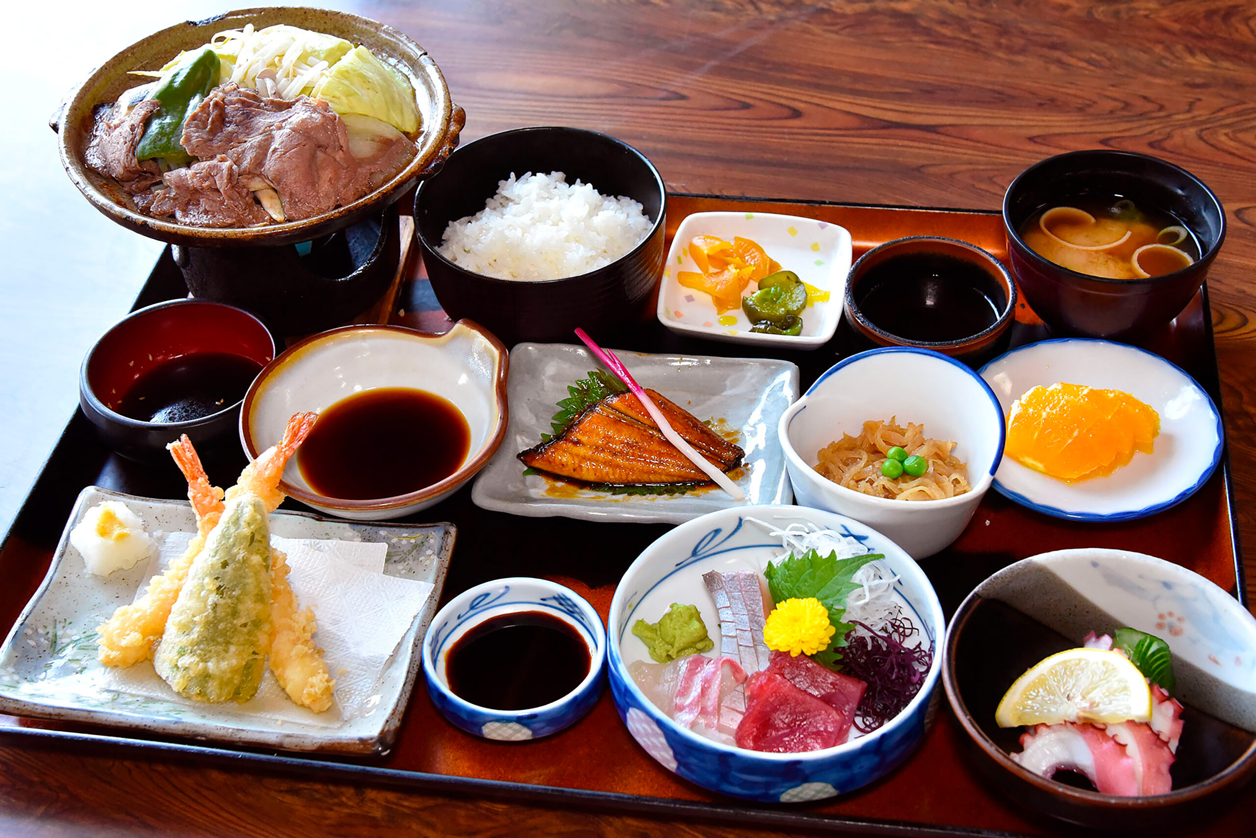 <会席料理>
旅館個室での少人数の法事や、大広間での百名規模の宴会までお客様の目的・ご予算に応じてお料理をご用意いたします。